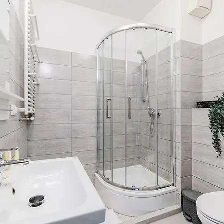 West Station By Arrenda Apartman